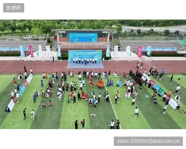 到2027年，头部俱乐部的青少年及成人社区培训业务营收，将历史性地超过其比赛日门票收入