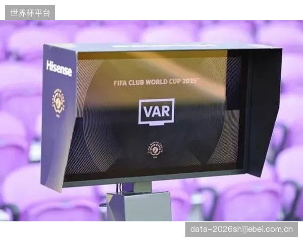 国际足联将对VAR裁判进行严格筛选,确保焦点比赛判罚的专业与公正性。 国际足联将对VAR裁判进行严格筛选,确保焦点比赛判罚的专业与公正性。